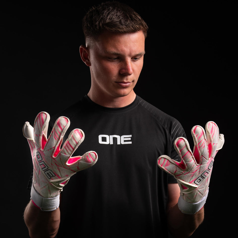 https://www.theoneglove.us/cdn/shop/files/GEO_Amped_Goalkeeper_Gloves_6_960x.jpg?v=1694697514